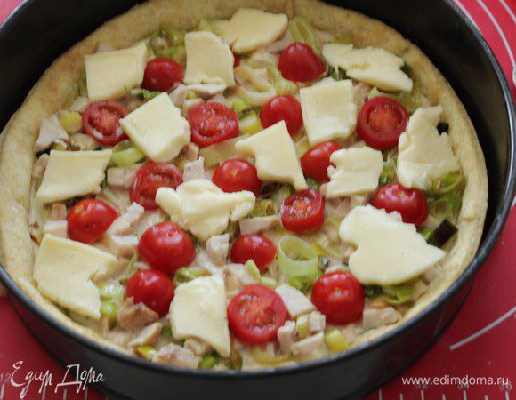 Сливки слегка взбить с яйцом, залить начинку и выложить кусочки моцареллы.