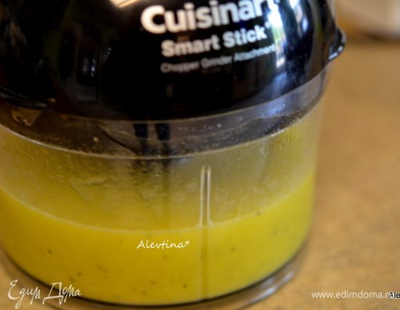 Порубить чеснок с солью в кухонном процессоре, добавить лимонный сок, оливковое масло и черный перец. Все смешать в несколько пульсаций. Перелить в бутылочку и держать в холодильнике. Перед употреблением взболтать.
