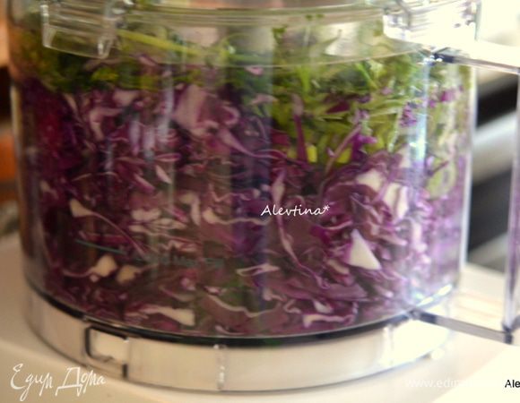 Капусту (маленький кочан или половинка среднего размера кочана) очистить от кочерыжки и верхних листьев. Порубить вручную или в кухонном процессоре, а также зеленые перья лука и свежую петрушку.
