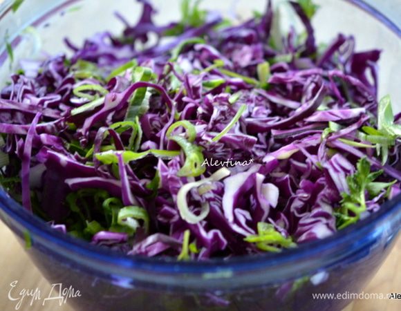 Выложить капусту и зелень в салатницу, перемешать.