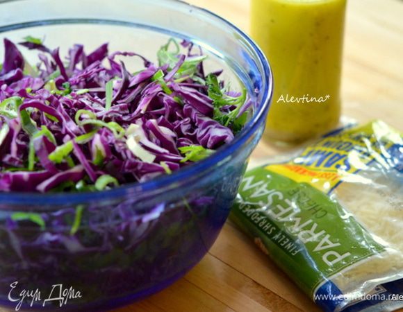 В салат добавить протертый сыр пармезан, перемешать.
