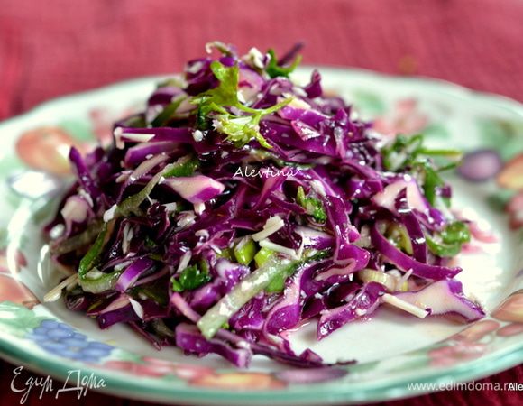 Полить щедро заправкой и перемешать, подать к столу. На следующий день салат также очень вкусный.
