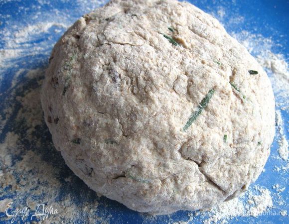 В центральной части муки сделать углубление. Туда налить пахту и перемешать. 
Выложить тесто на рабочую поверхность, хорошо присыпанную  мукой, месить недолго: в течение 1 – 2 минут. Придать круглую форму. 

