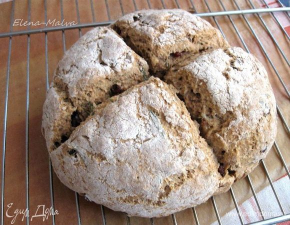 Выпекать 45-55 минут. Через 30 минут после начала выпечки температуру убавить до 200 градусов. Проверить готовность можно, проткнув хлеб деревянной палочкой, а также еще нужно простучать по донышку хлеба. Звук должен быть глухой.