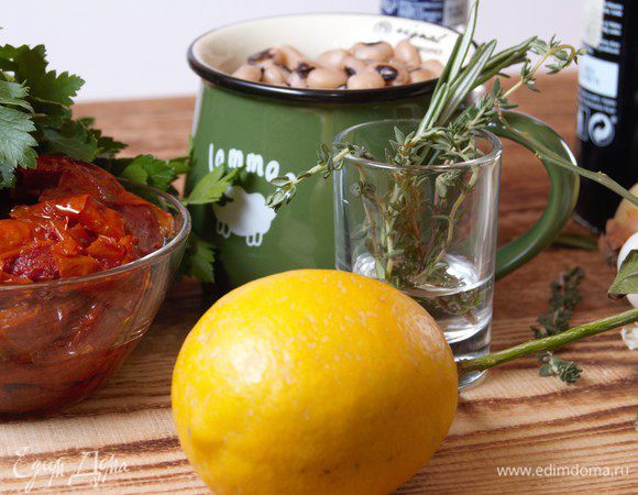 Фасоль промыть, залить большим количеством воды и отварить до готовности.  На всякий случай оставить немного бульона. Остальной – слить. 