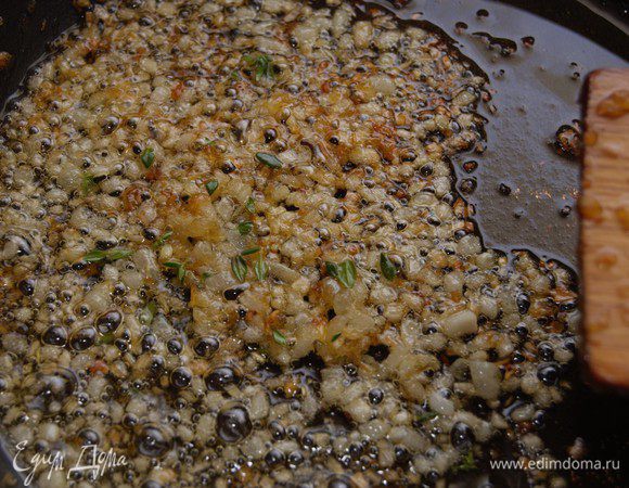 Мелко нарезанный лук обжарить на ароматном масле до уверенного золотистого цвета. Снять с огня. Присыпать листиками тимьяна.