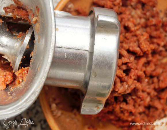 Измельчить отварную фасоль и вяленые томаты удобным для вас способом. Я прокрутила на мясорубку, потому что все мои блендеры сломаны. И кофемолка тоже.... Восстание машин какое-то) Остался только погружной блендер, но он такой мощный, что превратил бы все в однородную пасту. А мне хотелось, чтобы у паштета была текстура. 