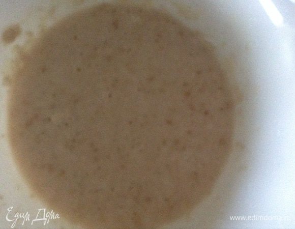 В теплое молоко добавить дрожжи, сахар, 1ст. ложку муки и поставить в теплое место до образования шапочки (минут на 10-15)