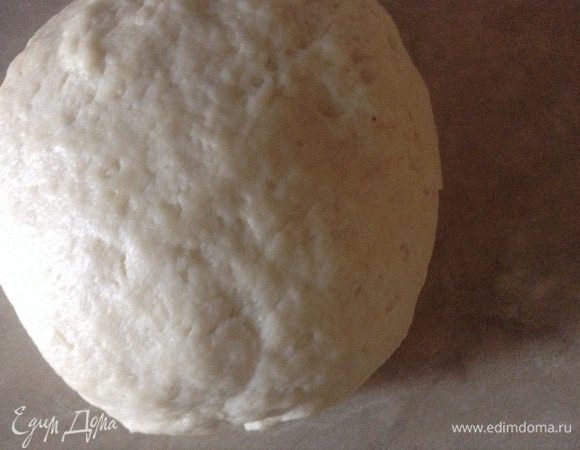 Муку просеять, добавить щепотку соли, смалец, сметану и опару, замесить тесто. Оно получается мягким, эластичным и уже сразу немного пузырится. Положить его в пакет и отправить в морозилку на 2 часа. Я его делю на 2 части, одну из них использую сразу, а другую оставляю в морозилке до следующего раза. Хранится превосходно!