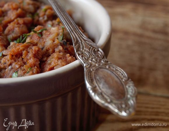 Горячие тосты натереть чесночком, поверх  - паштет, присыпать зеленью и немедленно подавать.  

Приятного аппетита! 