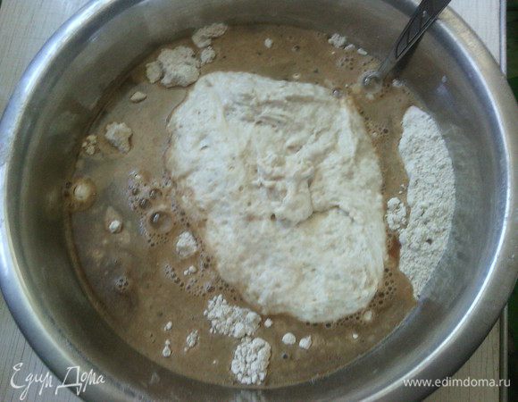 Солод залить 300 мл. кипятка, хорошенько размешать и остудить. Затем в остывшую солодовую водичку добавить мед.

В миску просеять три вида муки, добавить соль, дрожжи и специи - всё перемешать. Затем влить солодовую водичку с мёдом, добавить опару - замесить тесто. 