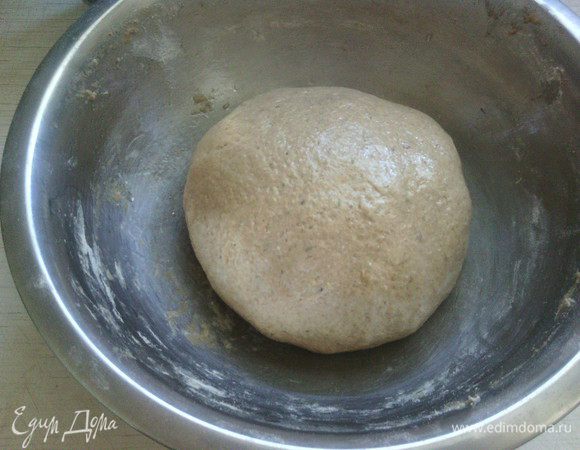 Месить минут 7-10,  должен получиться довольно плотный "колобок".
Положить "колобок" в миску, смазанную маслом, прикрыть плёнкой и убрать в теплое место на 1,5-2 часа