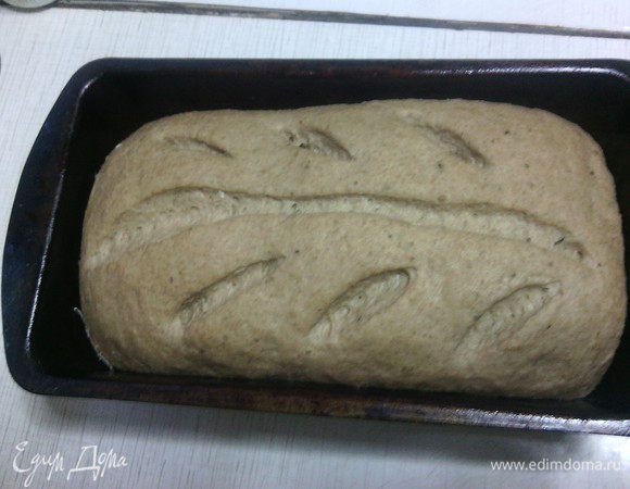 Духовку нагреть до 200С.
На подошедшей булочке можно сделать надрезы.
Сбрызнуть духовку водой и сразу поставить хлеб - общее время выпечки 35-40 минут.