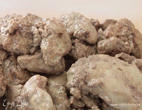 Куриную печень промыть, удалить пленочки и обжарить до готовности на растительном масле. В конце обжаривания добавить столовую ложку коньяка, помешивая, дать ему испариться примерно одну минуту. Алкоголь испарится, а печень приобретет приятный вкус и аромат. Печень выкладываем в отдельную посуду и даем ей остыть.