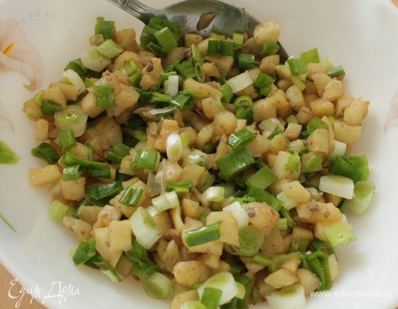 Два яблока средней величины разрезать пополам, удалить кожицу и семена, нарезать мелким кубиком, зеленый лук тоже мелко нарезать. Обжарить яблоки на смеси растительного и сливочного масла, они должны стать слегка мягкими, но не потерять форму. Выключить огонь, добавить к яблокам зеленый лук, перемешать и дать остыть.