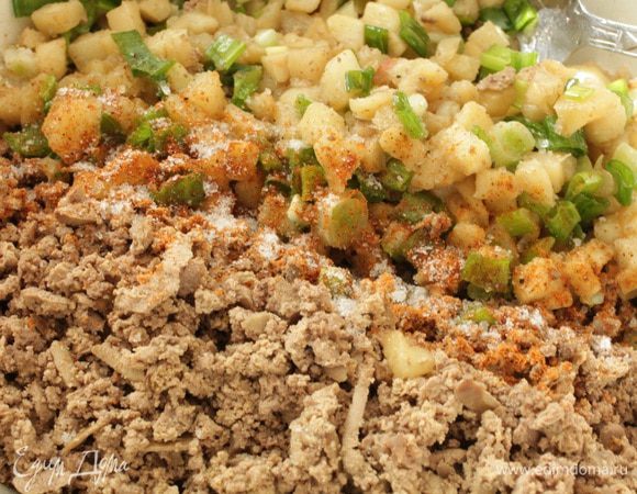 Остывшую печень натереть на крупной терке или измельчить в процессоре, добавить к ней яблоки с луком, молотый мускатный орех, соль и перец по вкусу, перемешать.