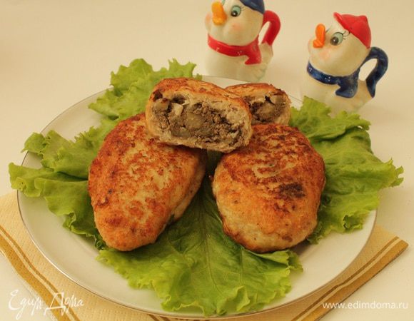 Обжарить зразы с двух сторон на растительном масле на небольшом огне. Готовые зразы поместить в кастрюльку, на дно налить немножко воды и прогреть их 2-3 минуты под крышкой или довести их до готовности в духовке примерно 5-7 минут. Подавать можно с любым гарниром или овощным салатом. Приятного вам аппетита!