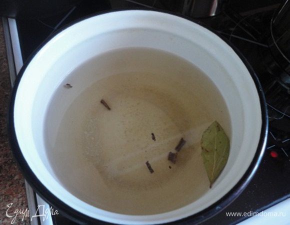 1. Приготовить маринад: в неокисляющуюся посуду налить воду, уксус яблочный, добавить соль, сахар, специи и довести до кипения.