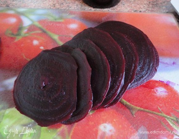 2. Вареную свеклу очистить и нарезать кружочками. Один перчик чили очистить от семян и также нарезать колечками.