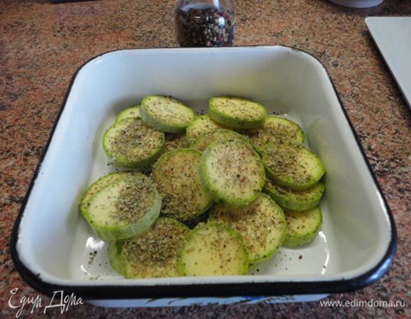 4. Кабачок нарезать колечками толщиной около сантиметра. Добавить смесь перцев и майоран (вместо соли). Оставить на 30 минут.