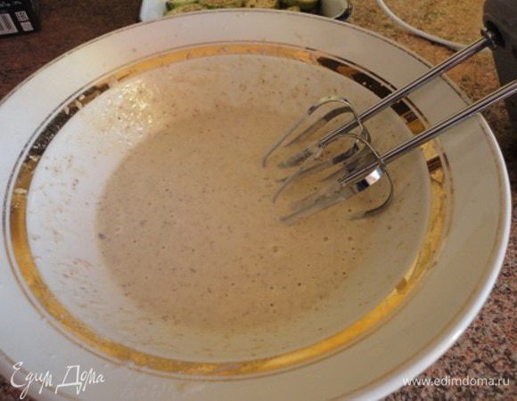 5. Приготовить кляр: соединить сухие ингредиенты, добавить масло, затем постепенно добавлять воду. Возможно, у вас уйдет меньше воды. И для того, чтобы тесто было однородной консистенции, взбить миксером.