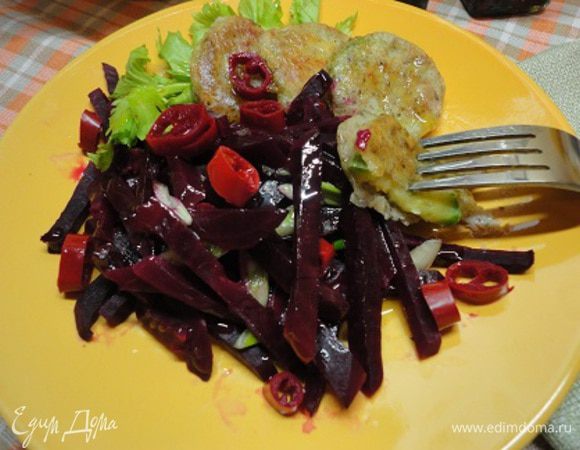 6. На сковороде разогреть масло для жарки. Каждый кусочек кабачка обмакивать в кляре и жарить с двух сторон до золотистой корочки.
Свеклу перед подачей можно нарезать соломкой и полить любимым ароматизированным маслом. Я настаиваю оливковое масло на чесноке с перцем, розмарине и базилике. И добавляю в салат то, что нравится в данный момент. Свеклу лучше полить чесночным маслом.