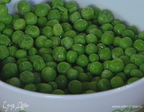 Зеленый горошек предварительно разморозить. 