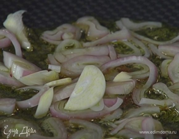 Чеснок почистить, тонко порезать и отправить к луку.