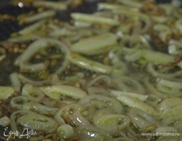 Всыпать семена фенхеля и кориандра, зиру и черный перец, все перемешать.