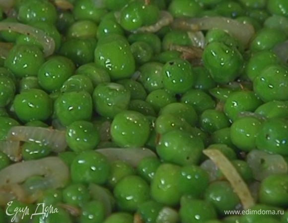 Отправить в сковороду с луком и чесноком размороженный горошек, посолить, перемешать и обжаривать пару минут. 