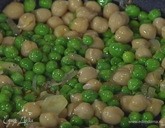 Добавить нут, еще раз все перемешать и немного обжарить.