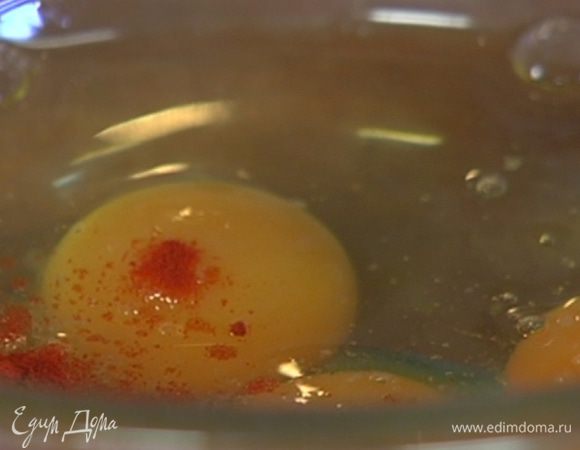 Яйца с солью и копченой паприкой слегка взбить венчиком.