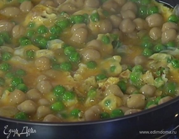 В сковороду с горохом влить яичную массу. Когда края омлета схватятся, накрыть его крышкой.