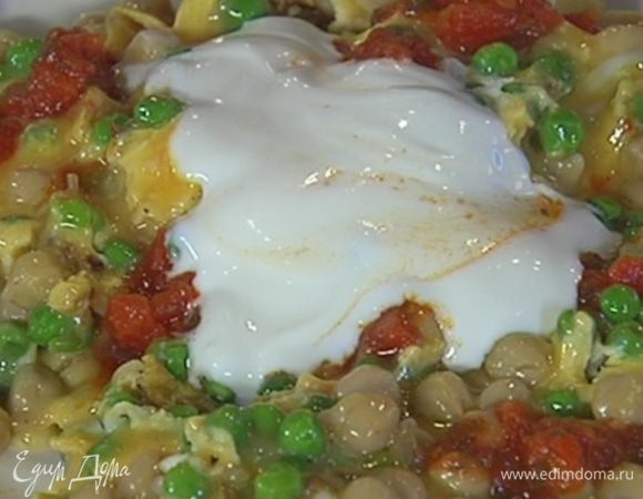 Готовый омлет полить острым томатным соусом и йогуртом.