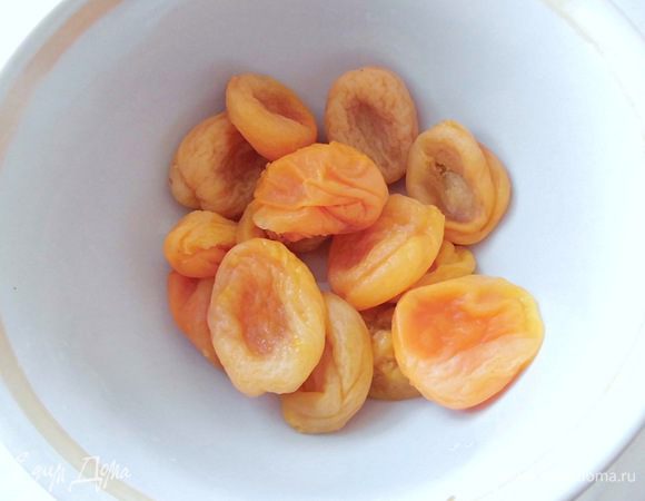 Курагу замочить на 2-3 часа в холодной воде.