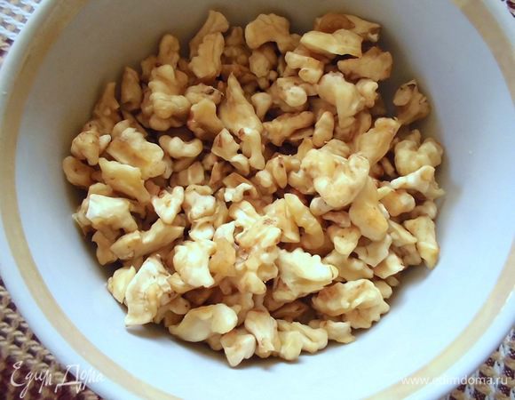 Вместо кешью я использовала грецкие орехи, которые предварительно замочила на ночь, а затем сняла с них кожуру (последнее делать необязательно). Изначально я готовила эти орехи для другого рецепта, но затем решила применить в этом. Просто кешью - довольно мягкий орех, поэтому грецкие орехи я замачивала.