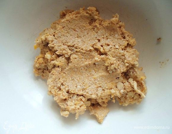 Курагу измельчить в мясорубке. Добавить остальные ингредиенты (кроме кэроба). Для большей однородности можно прокрутить все еще раз через мясорубку. Полученную массу убрать в холодильник на 30 минут. Затем сформировать небольшие шарики и обвалять их в кэробе. Из-за того, что я использовала сильно вымоченные грецкие орехи, масса у меня была довольно мягкой. Но по вкусу меня все устроило, поэтому я не стала ее загущать. В идеале, думаю, орехи можно замочить всего на несколько часов. Готовые конфетки убрать в холодильник.