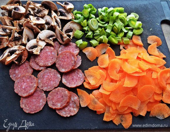 Начинаем подготовку салатика. Шампиньоны разрежем на четверти, порей на кольца, морковку на полукруги слайсами строгаем, салями - тонкими кружками.