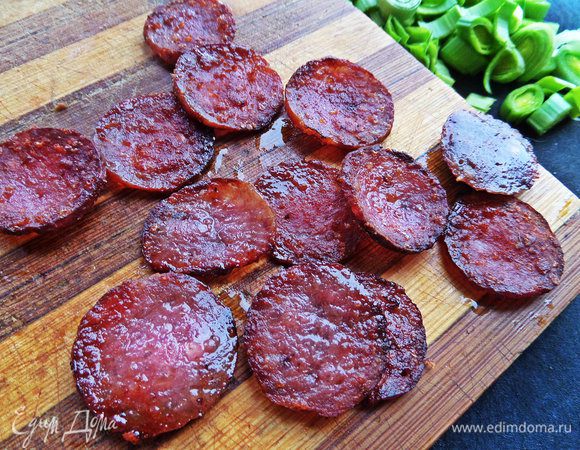 Салями обжариваем на сухой сковороде, вынимаем на салфетку или доску.