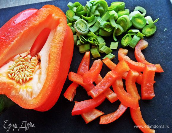 Перец болгарский нарезать соломкой.
