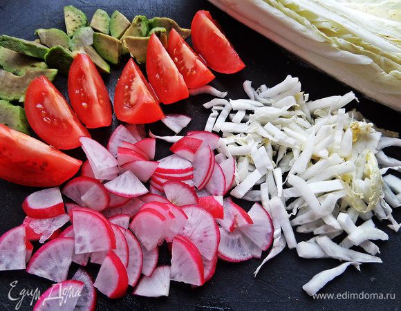 Нарезаем остальные овощи: капусту, редиску, авокадо, помидоры.