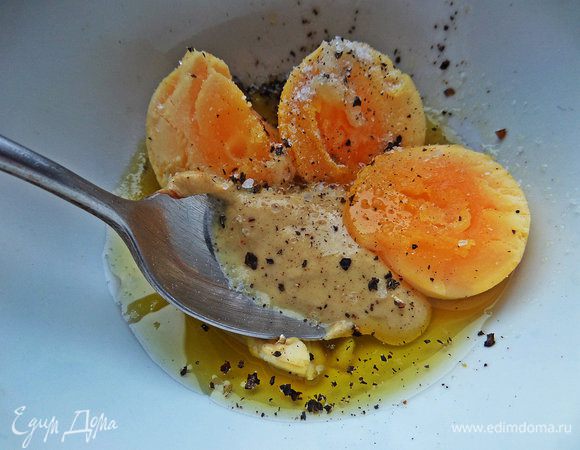 Для заправки размять ложкой желтки.