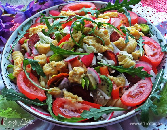 Всё, кроме помидоров, смешиваем и укладываем горкой на блюде, помидоры я люблю выставить отдельно, они сильно дают сок, а так остаются цельными. 