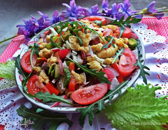 Поливаем сверху заправкой и украшаем рукколой.