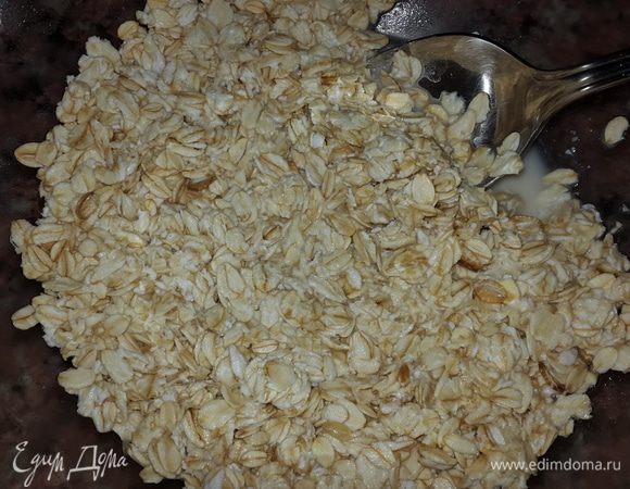 Овсяные хлопья заливаем небольшим количеством теплой воды, перемешиваем и отставляем в сторону.