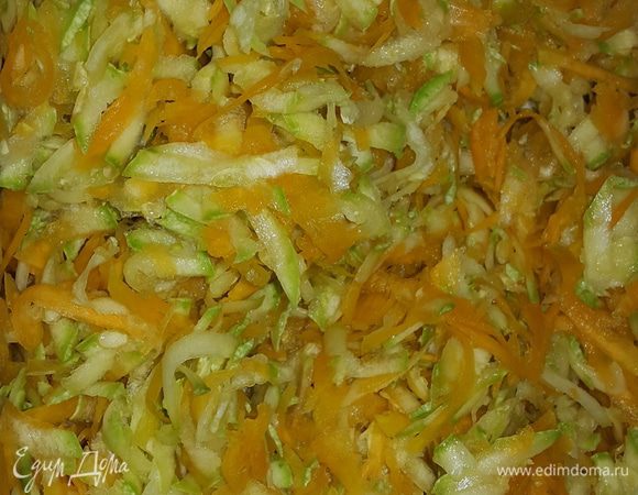 Кабачки и тыкву натираем на крупной терке и хорошо перемешиваем.
