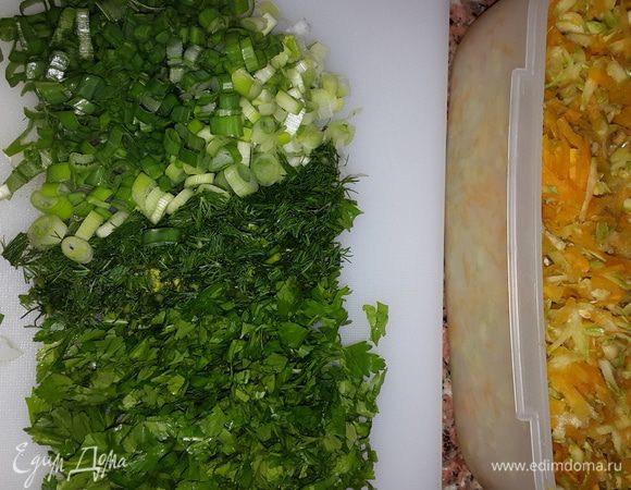 Зелень мелко рубим.
