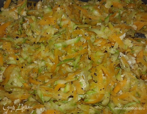 Соединяем овсяные хлопья с тыквой и кабачками, тщательно перемешиваем, солим, перчим и даем постоять 5 минут, чтобы кабачки пустили сок.