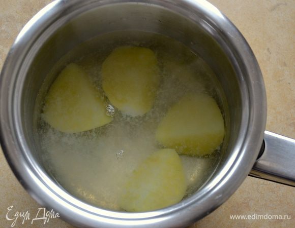 Для приготовления теста картофель очистить и отварить до готовности.