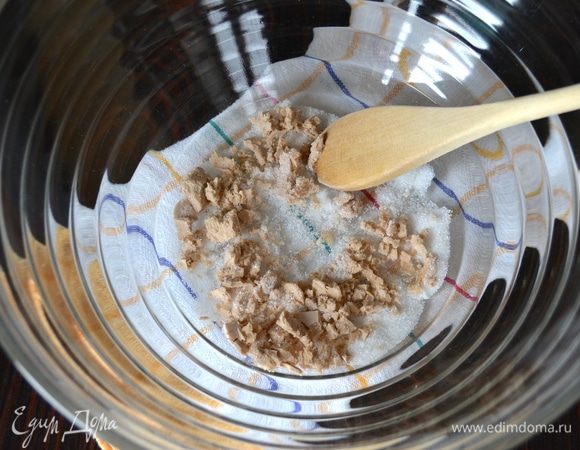 В миске дрожжи растереть с сахаром.